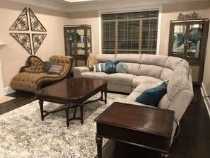 Televisión, chimenea, libros y videoteca 