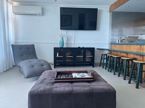 TV, DVD player, ping pong - BEACHFRONT ON BEACH - OCEAN VIEW BALCONY WITH POOL & CASINO!  DISCOUNT (Condado)