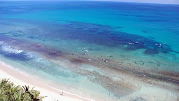 Plage, chaises longues, serviettes de plage