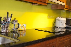 Kühlschrank, Mikrowelle, Ofen, Wasserkocher mit Kaffee-/Teezubehör