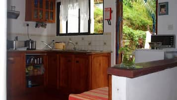 Réfrigérateur, micro-ondes, four, cafetiÚre/bouilloire