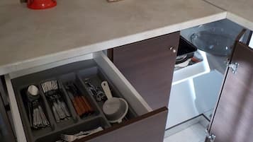 Refrigerador, horno, parrilla de estufa y cafetera y tetera