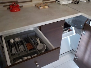 Frigorífic, forn, placa de cuina i cafetera i tetera
