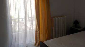 2 makuuhuonetta, työpöytä, äänieristys, silitysrauta/-lauta