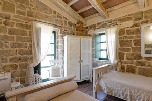 3 chambres, coffres-forts dans les chambres, fer et planche à repasser