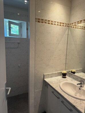 Shower, hair dryer, towels - House with character (Gordes)