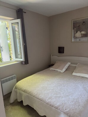 2 habitaciones, tabla de planchar con plancha, wifi y ropa de cama