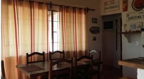 Chalé família, 2 quartos | Opções para refeição no quarto