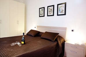 2 bedrooms, iron/ironing board, WiFi