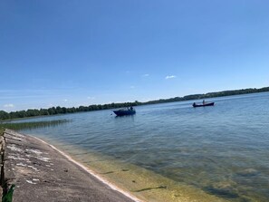 Plage à proximité, chaises longues