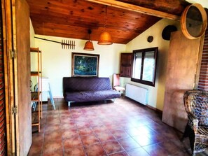 TV, lareira, console de videogame, mesa de pingue-pongue