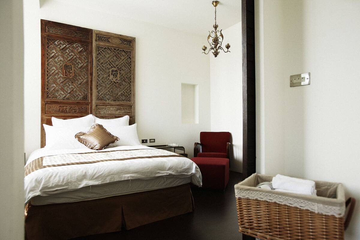 Premium bedding, blackout curtains, free WiFi, bed sheets