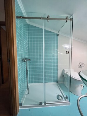 Douche, articles de toilette gratuits, sèche-cheveux, bidet