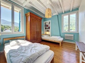 6 bedrooms, iron/ironing board, free WiFi
