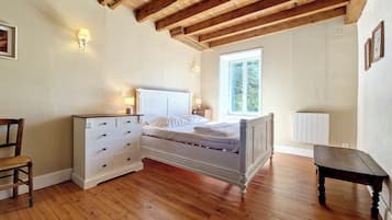 6 bedrooms, iron/ironing board, free WiFi