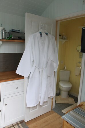 Dusche, Haartrockner, Bademäntel, Handtücher