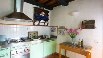 Frigorifero, microonde, forno, piano cottura