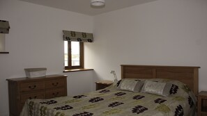 2 bedrooms, travel cot, free WiFi, bed sheets - Barn conversion in beautiful countryside, sleeps 4 (Abergavenny)