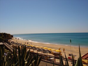 بالقرب من الشاطئ