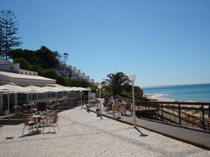 تناول الطعام بالخارج