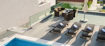 Villa avec piscine privée et vue imprenable sur la mer, à 1 minute de la mer ****