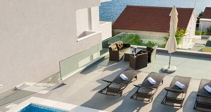 Villa mit privatem Pool und herrlichem Meerblick, 1 Minute vom Meer entfernt ****