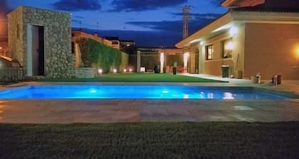 Ländliches Haus mit Schwimmbad. Spa und Sauna. Charmante Unterkunft