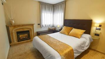 5 habitaciones, escritorio y tabla de planchar con plancha