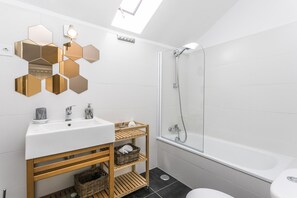 Bathtub, hair dryer, towels - Santo Andre Terrace (Lisboa ciudad)