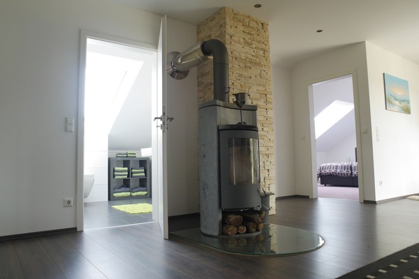Kamin mit Blick ins Bad und das kleine Schlafzimmer (14qm).