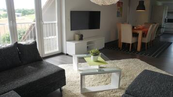 TV, caminetto, libri