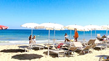 Playa en los alrededores y camastros