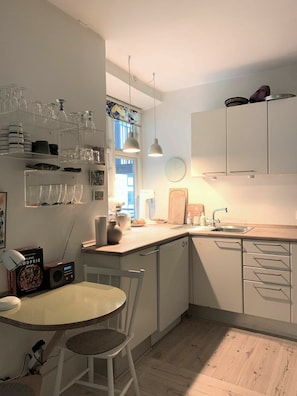 Réfrigérateur, four à micro-ondes, un four, surface de cuisson