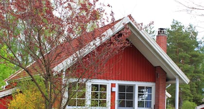 Mukava ruotsalainen talo, uimaranta rannalla, sisäänkäynti Müritzin kansallispuistoon