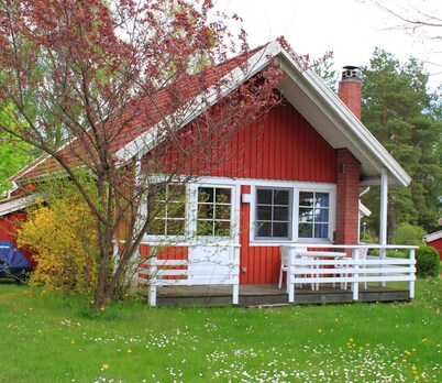 Comfortable Sweden house, bathing beach at the lake, entrance to Müritz National Park