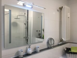 Dusch, hårtork, handdukar och tvål