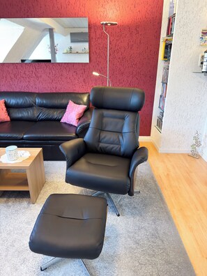 Een smart-tv, een dvd-speler, boeken en een filmbibliotheek