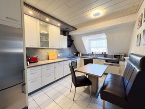 Een koelkast, een magnetron, een oven, een kookplaat