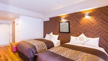 Ein Hotelzimmer mit zwei Betten, einer Wand mit Holzvertäfelung in Fischgrätmuster und einem gerahmten Kunstwerk darüber.