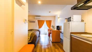 Twin Room | Private kitchen | Fridge, microwave, stovetop, cookware/dishes/utensils