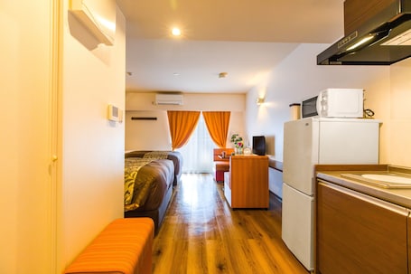 Refrigerador, microondas, placa de cocina, utensilios de cocina