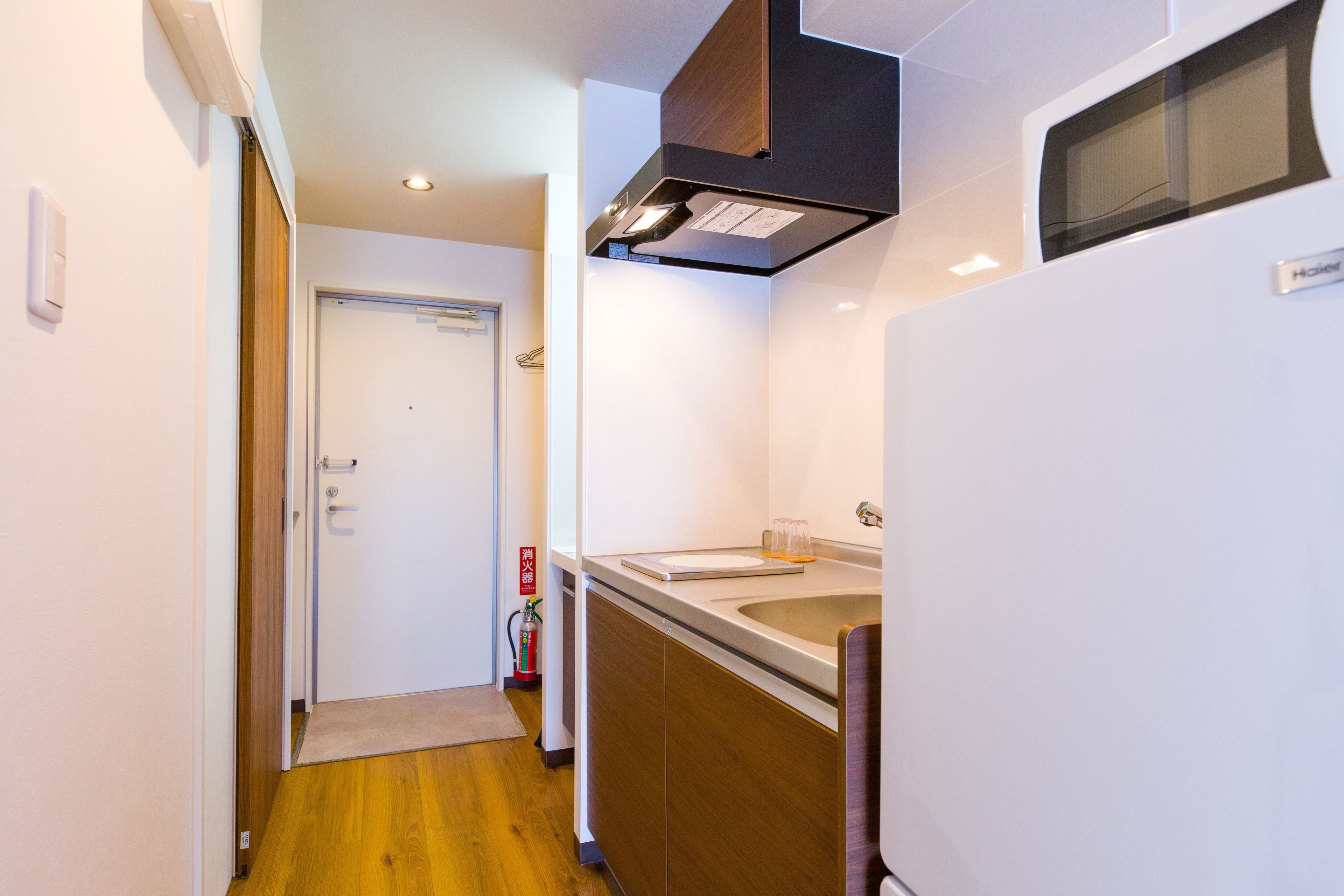 Double Room | Private kitchen | Fridge, microwave, stovetop, cookware/dishes/utensils