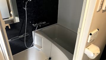 Combined shower/bathtub, deep-soaking bathtub, free toiletries