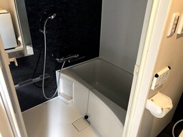 Bañera con ducha, bañera profunda, artículos de tocador gratuitos