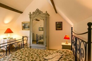 5 bedrooms, iron/ironing board, cots/infant beds, free WiFi