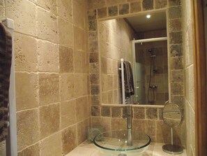 Dusche, Haartrockner, Handtücher