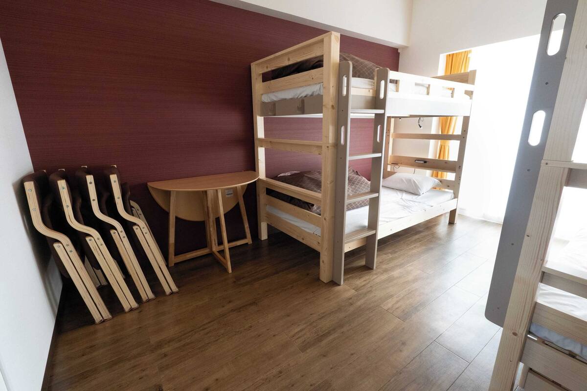 Family Quadruple Room | Meja, Wi-fi percuma, dihias secara berasingan 