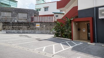 Self parking (JPY 1000 per night)