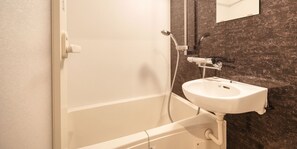 Combined shower/bathtub, deep-soaking bathtub, rainfall showerhead - Michi Tabi Hotel Yomitan (Yomitan)