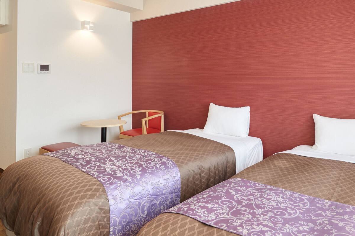Standard Twin Room, 2 Katil Bujang (Single), Non Smoking | Meja, Wi-fi percuma, dihias secara berasingan 